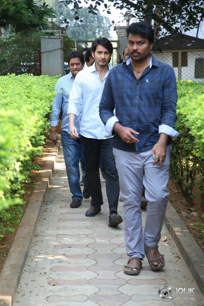 Celebrities-pay-homage-to-superstar-Krishna